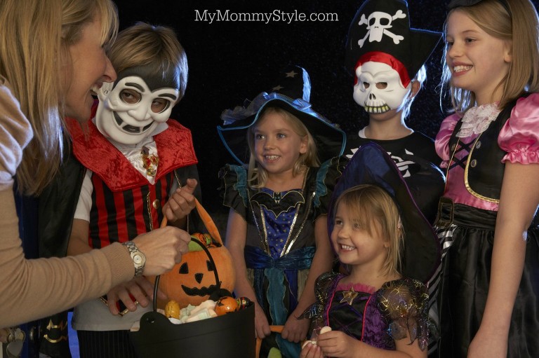 a moms Guide to Trick or Treating Mymommystyle