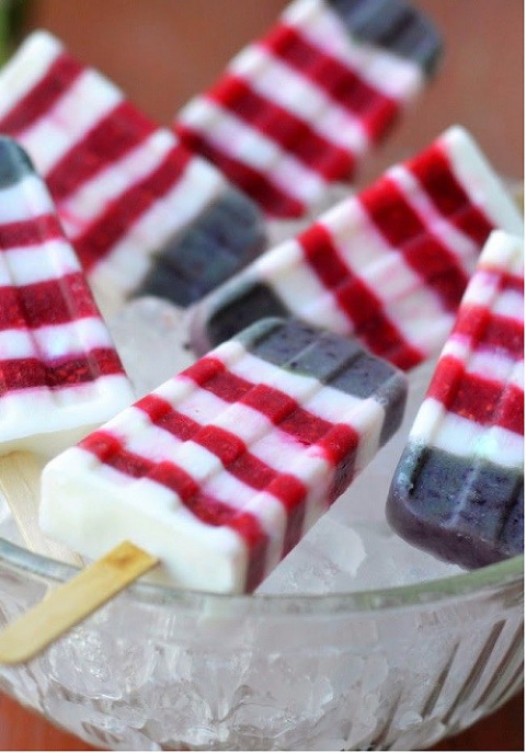 Fourth-of-July-recipe-Patriotic-popsicles-with-summer-berries-with-stripes