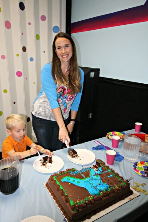 classic-skating-birthday-party-cutting-the-cake-jetts-birthday-party