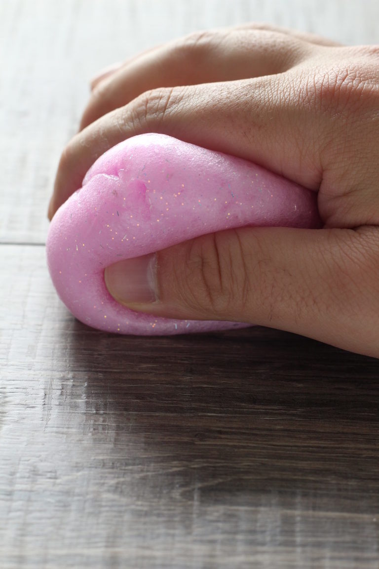 How to make fluffy slime - hand squishing