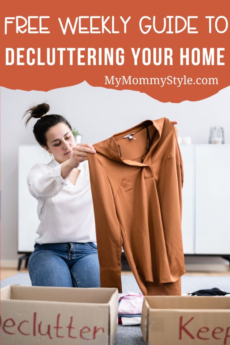 Declutter your home with this FREE five week guide. Clear each space to help your home feel more organized and clutter free in no time. #declutter #mariekondo #cleaningtips